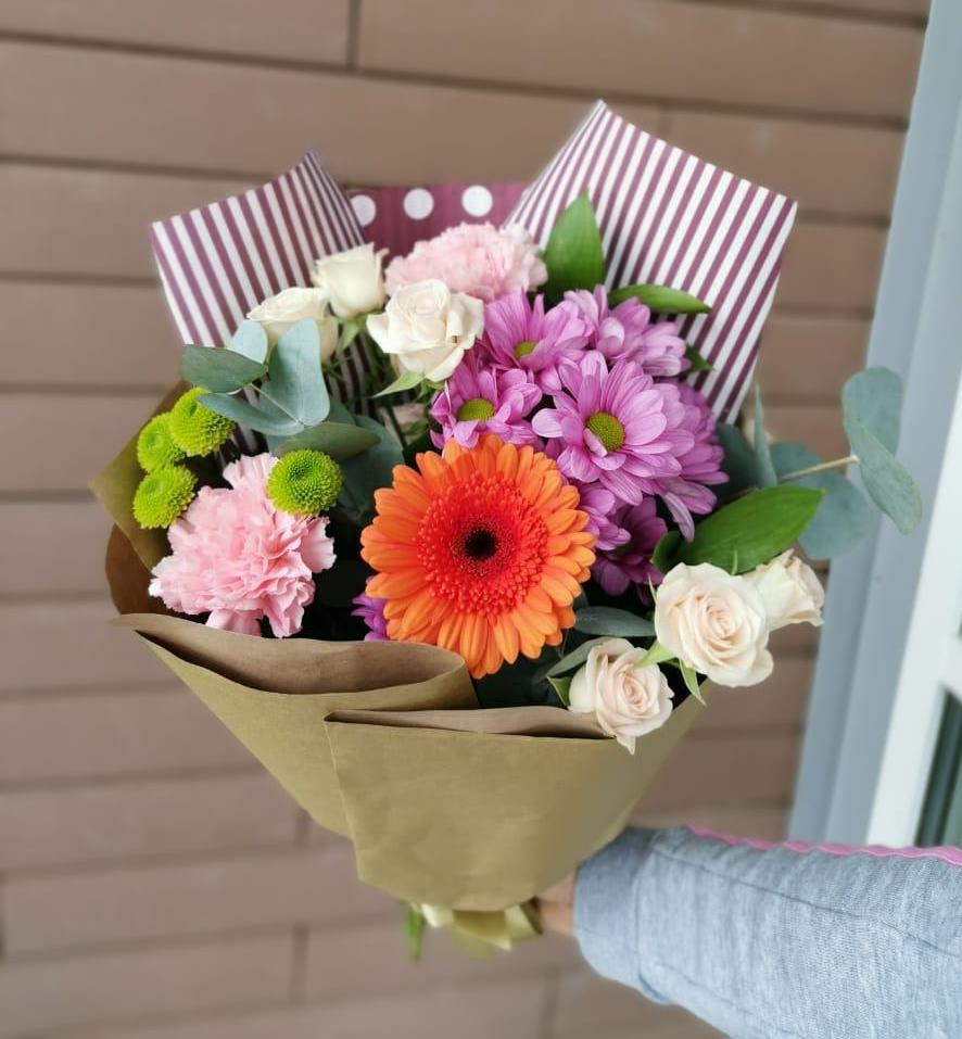 Букет цветов из: Розы, Хризантемы, Гвоздики и Герберы в Якутске