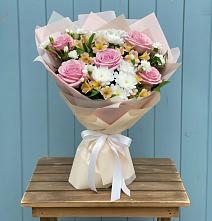 Букет цветов из:  Гвоздики, Орхидеи и Розы в Якутске