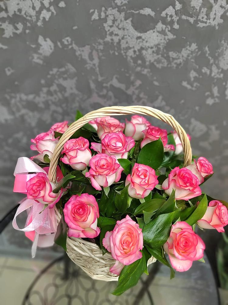 Цветочная композиция из Розы в корзине в Якутске