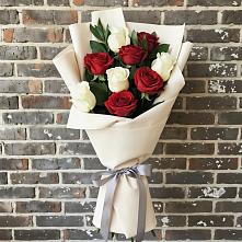 Букет красно-белые розы в Якутске Букет цветов из: Розы в Якутске