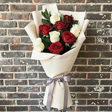 Букет красно-белые розы в Якутске Букет цветов из: Розы в Якутске