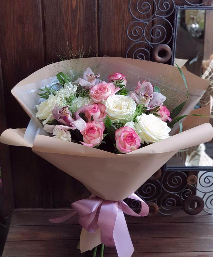 Букет цветов из: Гвоздики, Орхидеи, Розы и Хризантемы в Якутске