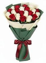 Микс из красных и белых роз в Якутске Букет Микс из красных и белых роз в Якутске