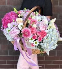 Цветочная композиция из Розы, Хризантемы, Пионы и Лизиантусы в корзине в Якутске