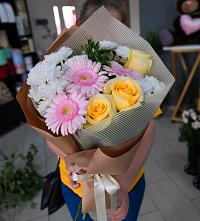 Букет цветов из:  Герберы, Розы и Хризантемы в Якутске