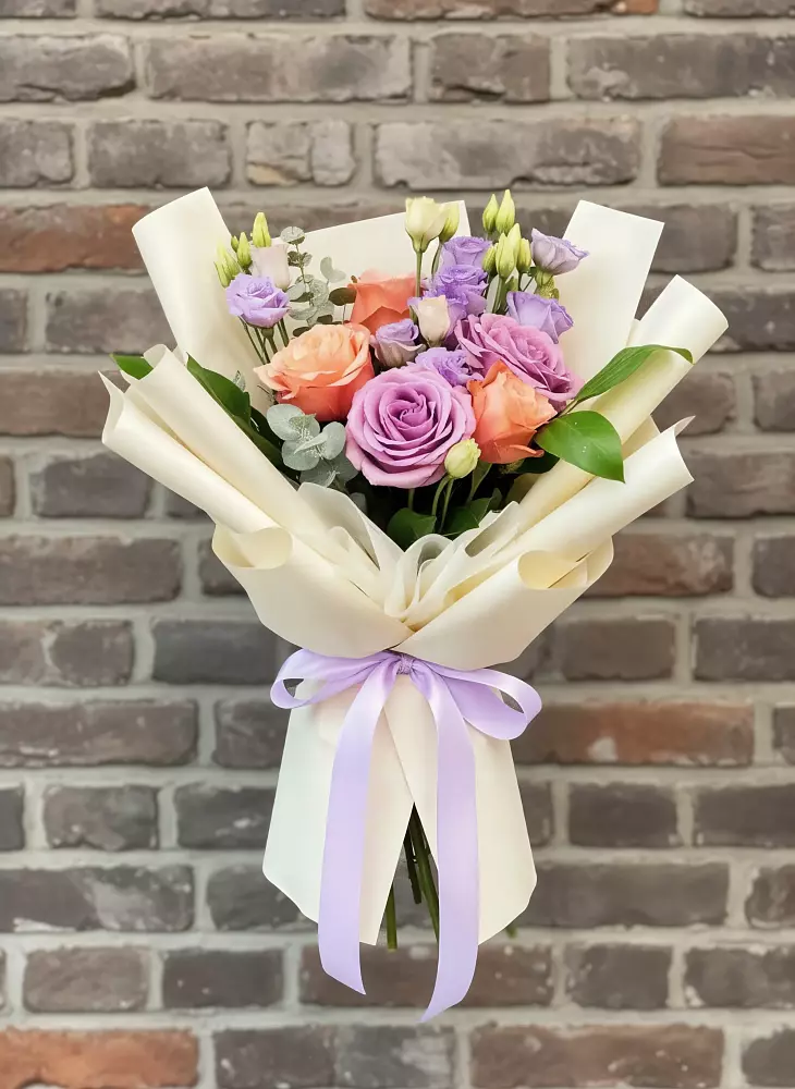 Букет цветочные ноты в Якутске Букет цветов из: Лизиантусы и Розы в Якутске