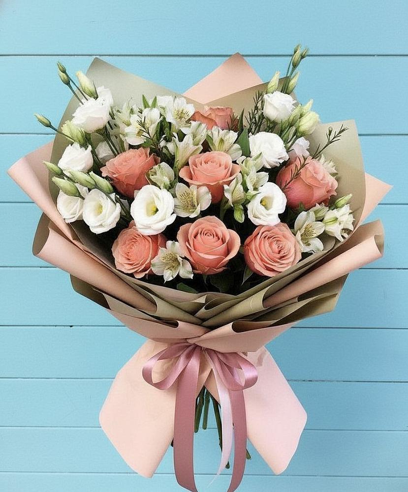 Букет цветов из: Розы, Альстромерии и Лизиантусы в Якутске