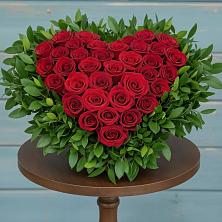 Композиция Сердце в любви в Якутске Цветочная композиция из Розы в виде сердца в Якутске