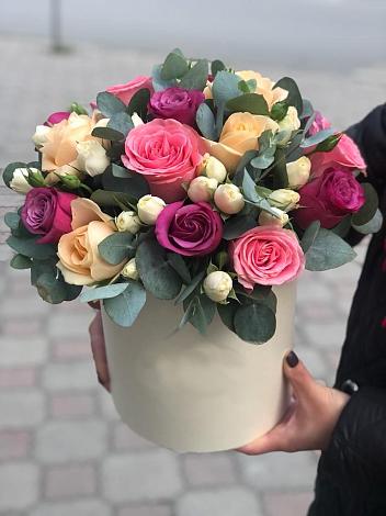 Цветочная композиция из Розы в шляпной коробке в Якутске