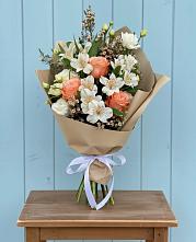 Букет яркий комплимент в Якутске Букет цветов из: Альстромерии, Лизиантусы, Розы и Хризантемы в Якутске