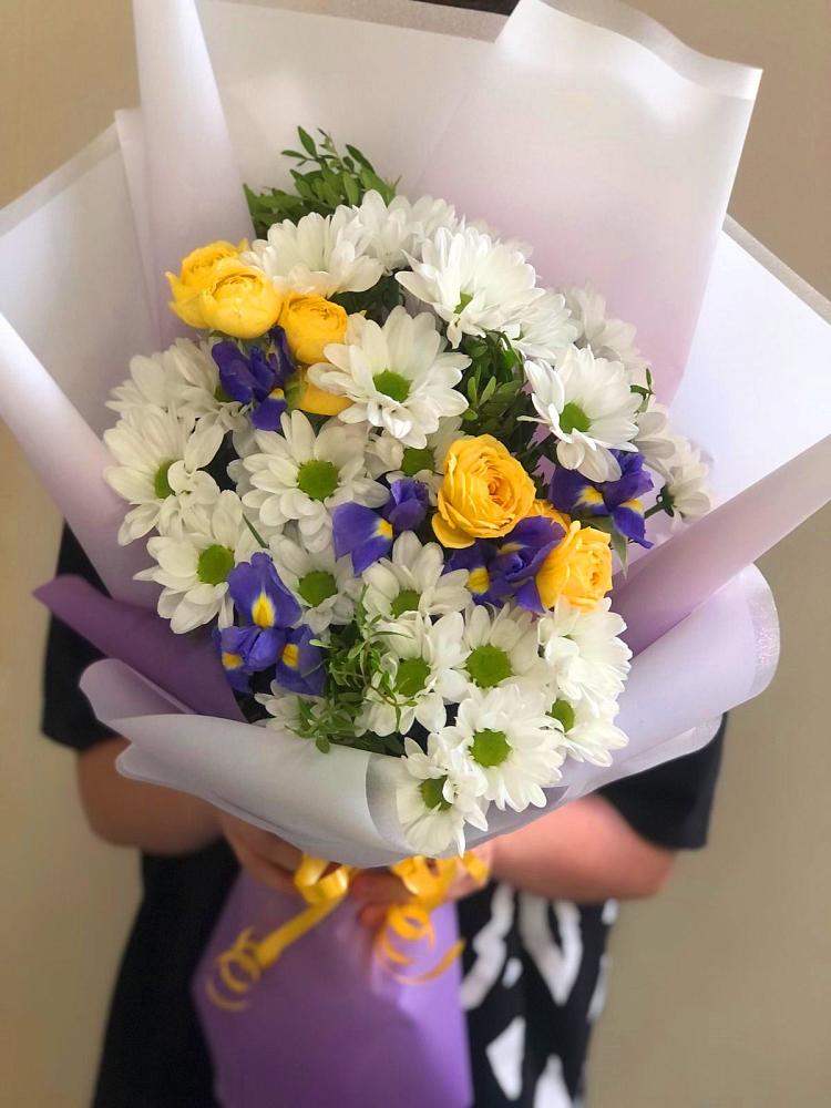Букет цветов из: Ирисы, Хризантемы и Розы в Якутске