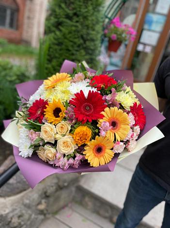 Букет цветов из: Герберы, Ромашки, Хризантемы, Розы и Подсолнухи в Якутске
