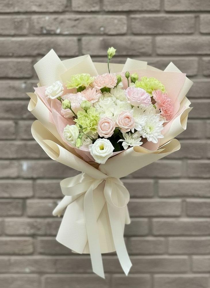 Букет цветов из: Гвоздики, Розы, Лизиантусы и Хризантемы в Якутске