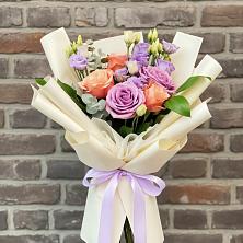 Букет цветочные ноты в Якутске Букет цветов из: Лизиантусы и Розы в Якутске