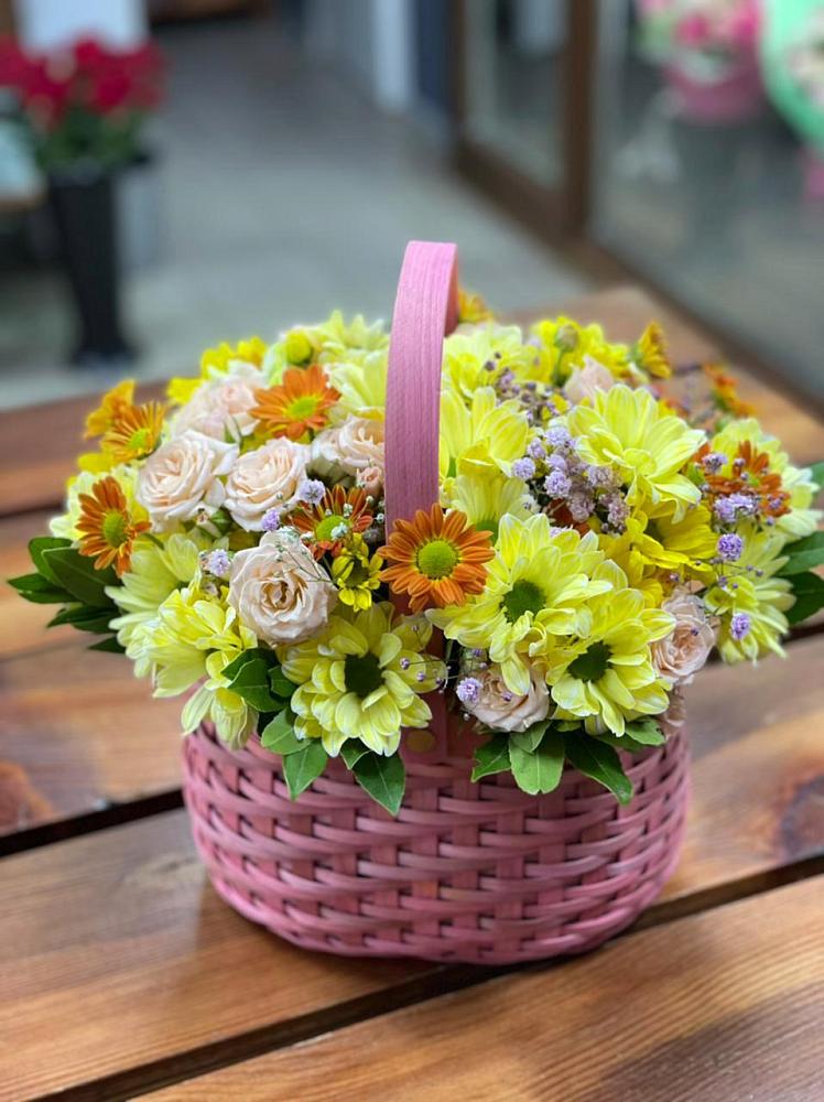 Цветочная композиция из Хризантемы и Розы в корзине в Якутске
