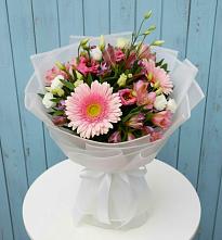 Букет цветов из:  Герберы, Альстромерии и Лизиантусы в Якутске