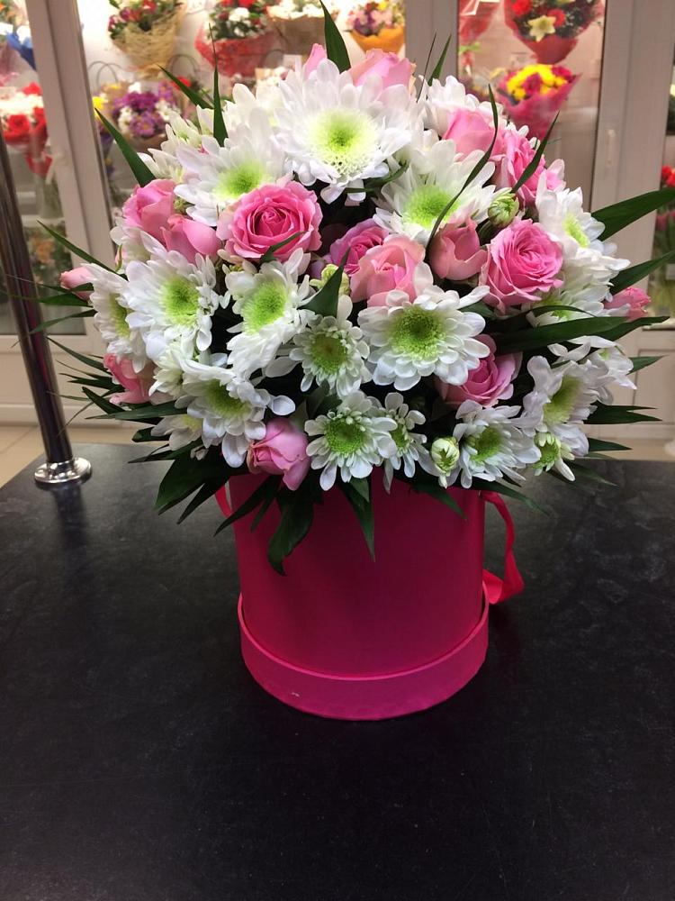 Цветочная композиция из Розы и Хризантемы в шляпной коробке в Якутске