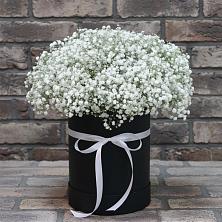 Цветочная композиция из Гипсофила в шляпной коробке в Якутске