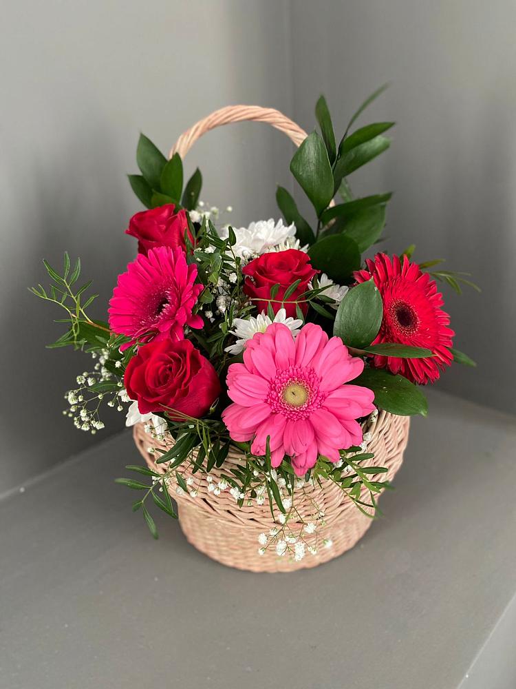 Цветочная композиция из Розы, Хризантемы и Герберы в корзине в Якутске