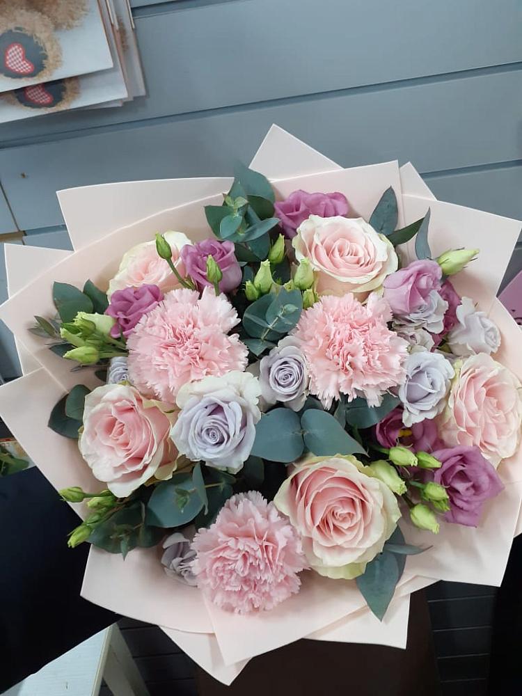 Букет цветов из: Розы, Гвоздики и Лизиантусы в Якутске