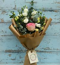 Букет нежный привет в Якутске Букет цветов из: Розы и Лизиантусы в Якутске
