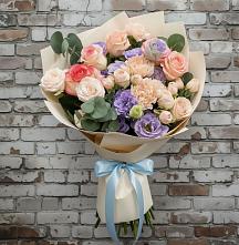 Букет цветов из:  Розы, Лизиантусы и Гвоздики в Якутске