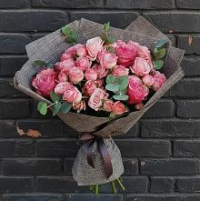 Букет розы в пальмах в Якутске Букет цветов из: Розы в Якутске